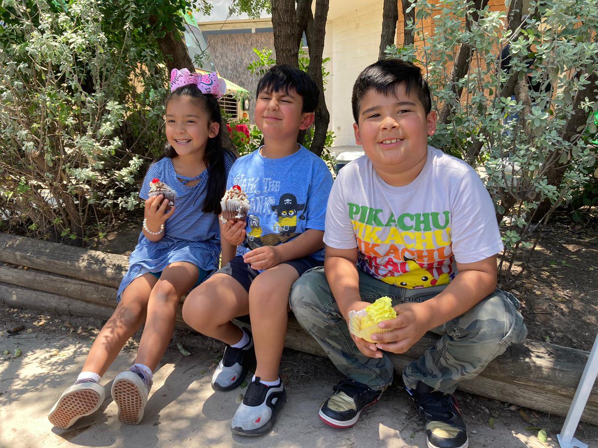 WCKitchen's tweet photo. Another busy day in Uvalde, Texas as our WCK team and local partners served up comforting hot meals & treats to the community here—including cupcakes and 700 snow cones. Today, a volunteer brought bubble machines, ring toss and an outdoor bowling set for the kids! #ChefsForUvalde https://t.co/7icMmCJX52