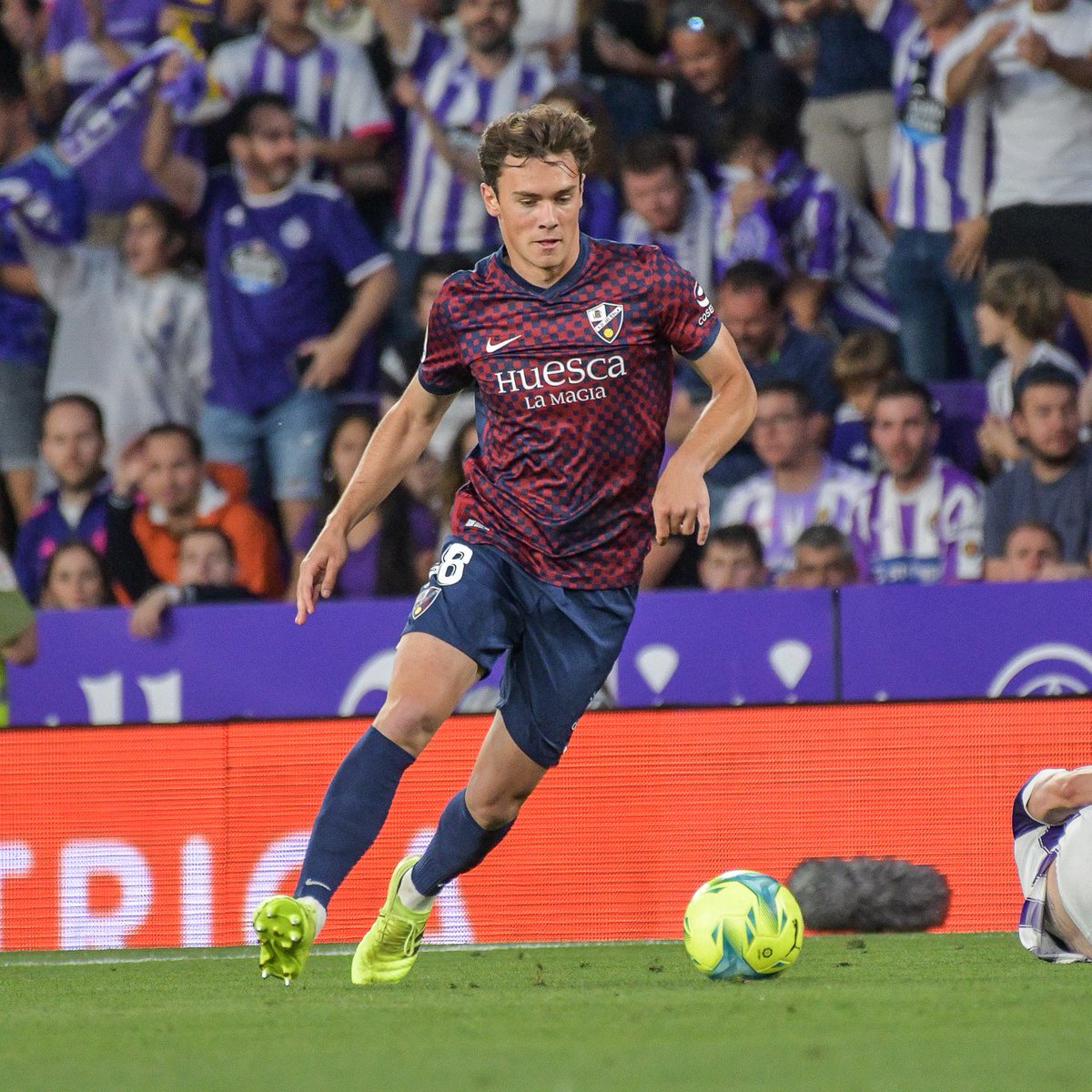 SDHuesca's tweet photo. El #RealValladolidHuesca ha supuesto el debut con el primer equipo de @eusemonzo, jugador de la @SDHuescaB.

👏 ¡𝙀𝙣𝙝𝙤𝙧𝙖𝙗𝙪𝙚𝙣𝙖, 𝙀𝙪𝙨𝙚! 👏 https://t.co/O6s0RO4JcY