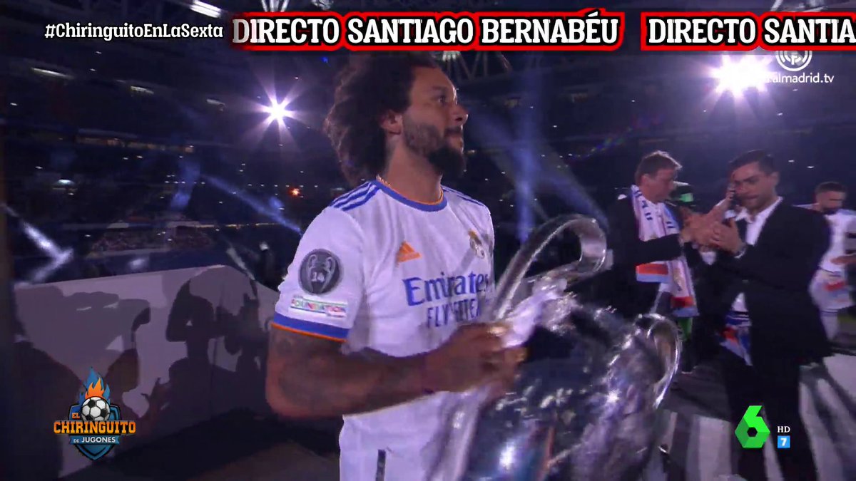 elchiringuitotv's tweet photo. ⚪️TODOS con el CAPITÁN⚪️

😢@MarceloM12, entre lágrimas, recibe el cariño de todos sus compañeros. #ChiringuitoEnLaSexta https://t.co/2AqOTjsj0Y