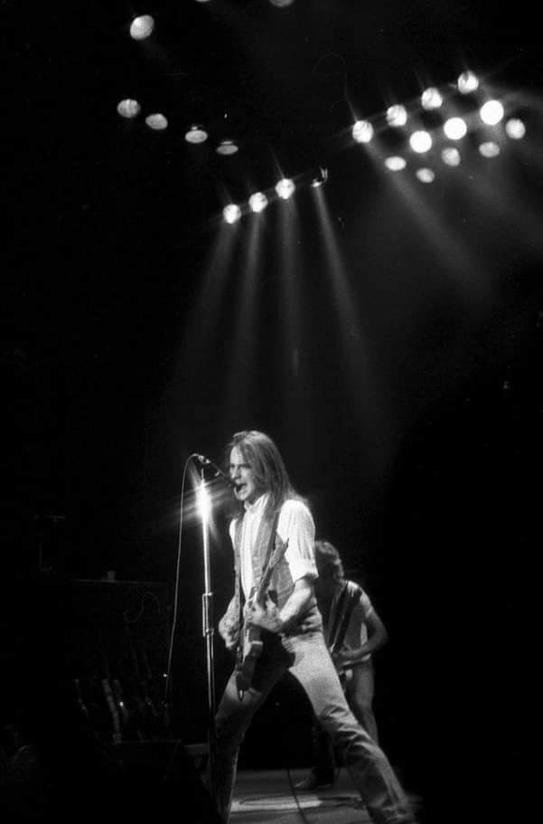 Happy rockin birthday to Francis Rossi 