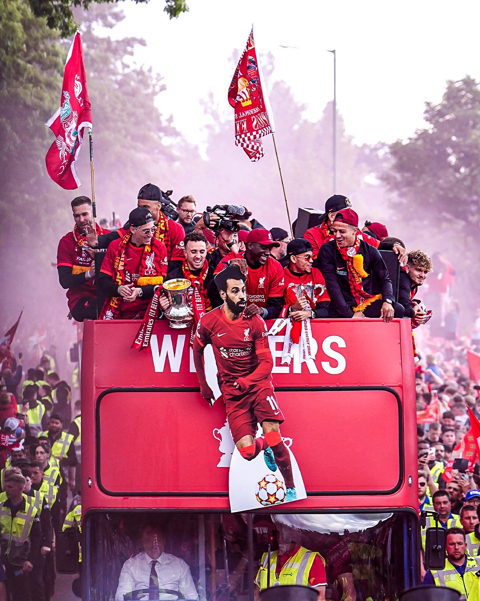 433's tweet image. Liverpool fans are not letting their team down as they celebrate winning the FA Cup and League Cup 👀🚌