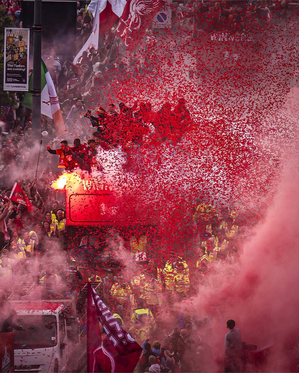 433's tweet image. Liverpool fans are not letting their team down as they celebrate winning the FA Cup and League Cup 👀🚌