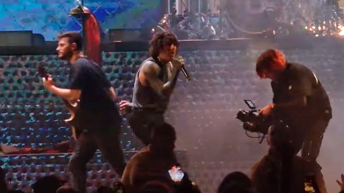 Bring Me The Horizon spielen Deathcore-Klassiker; holen sich Mitglieder von Spiritbox, Beartooth etc. auf die Bühne
morecore.de/news/bring-me-…

______
#morecore #BMTHMalta #BMTHMALTA2022 #bmth #bringmethehorizon