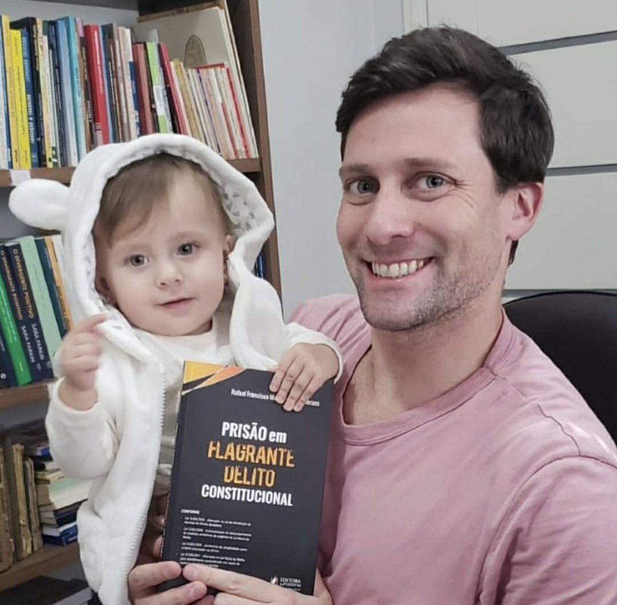 Minha querida afilhada Elisa continua esbanjando fofura, agora na divulgação da terceira edição do livro do tio coruja, pela @editjuspodivm !😍🥰📚👨🏼‍🏫🕵🏻🕵🏻‍♀️👶🏼🦉

#JusPodivm
#ProcessoPenal
#PrisãoemFlagrante
#DevidaInvestigaçãoCriminal