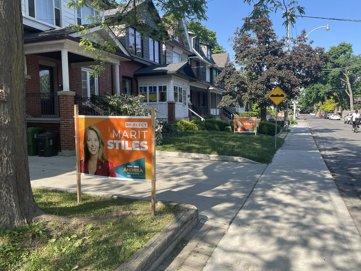 DavenportNDP's tweet photo. #TeamStiles has put up thousands of lawn signs across #DavenportTO this campaign but the requests are still rolling in! Can you help us get these last signs up in the next four days? Give the campaign office a call at: 647-849-3475 https://t.co/fvAzHvKBFi