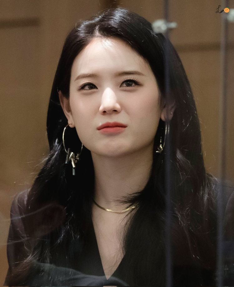 gyurithinker's tweet photo. i can’t believe that she’s real. i can’t. she’s insane. SO PRETTY OMG https://t.co/ZDgPhtZTdZ