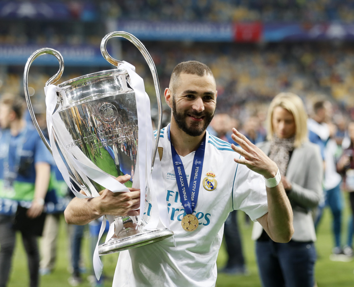 في موسم 2015 كان الاغلب يشتم بنزيما عشان كم فرصة ضيعه قدام الباب، ولكن كنت اشوف انه سر هيمنة  مدريد الهجوميه  وسر قوت رونالدو خاصتا، و الادارة وجميع المدربين تمسكو فيه هنا وثقت ان مدريد في يد امينة وناس تفهم كورة  و الان 
كريم بنزيما افضل لاعب في العالم
#ريال_مدريد
#HalaMadrid