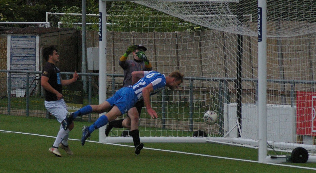 Right place, right time. Me with my camera and <a href="/LiamNugentt/">Nugent.</a> with his nut!! <a href="/northaw_fc/">Northaw FC</a> 🏆🍾👍