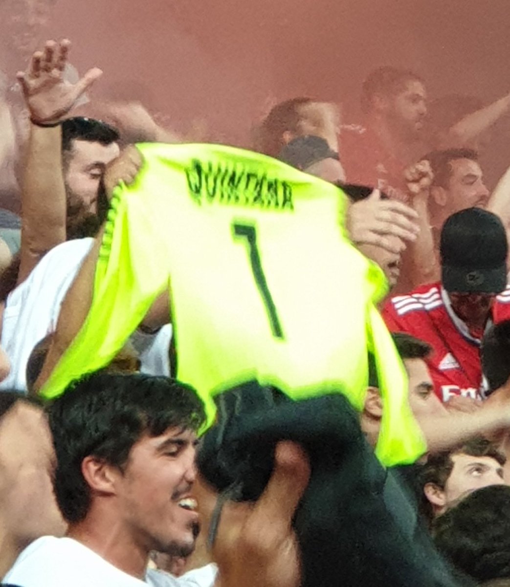 Ganhámos um título europeu. 
No momento em que estamos no auge, o que fazemos? Prestamos uma homenagem a um jogador do rival.
Somos Benfica. Somos de outro nível.
Para se estar no desporto, há que saber ganhar.