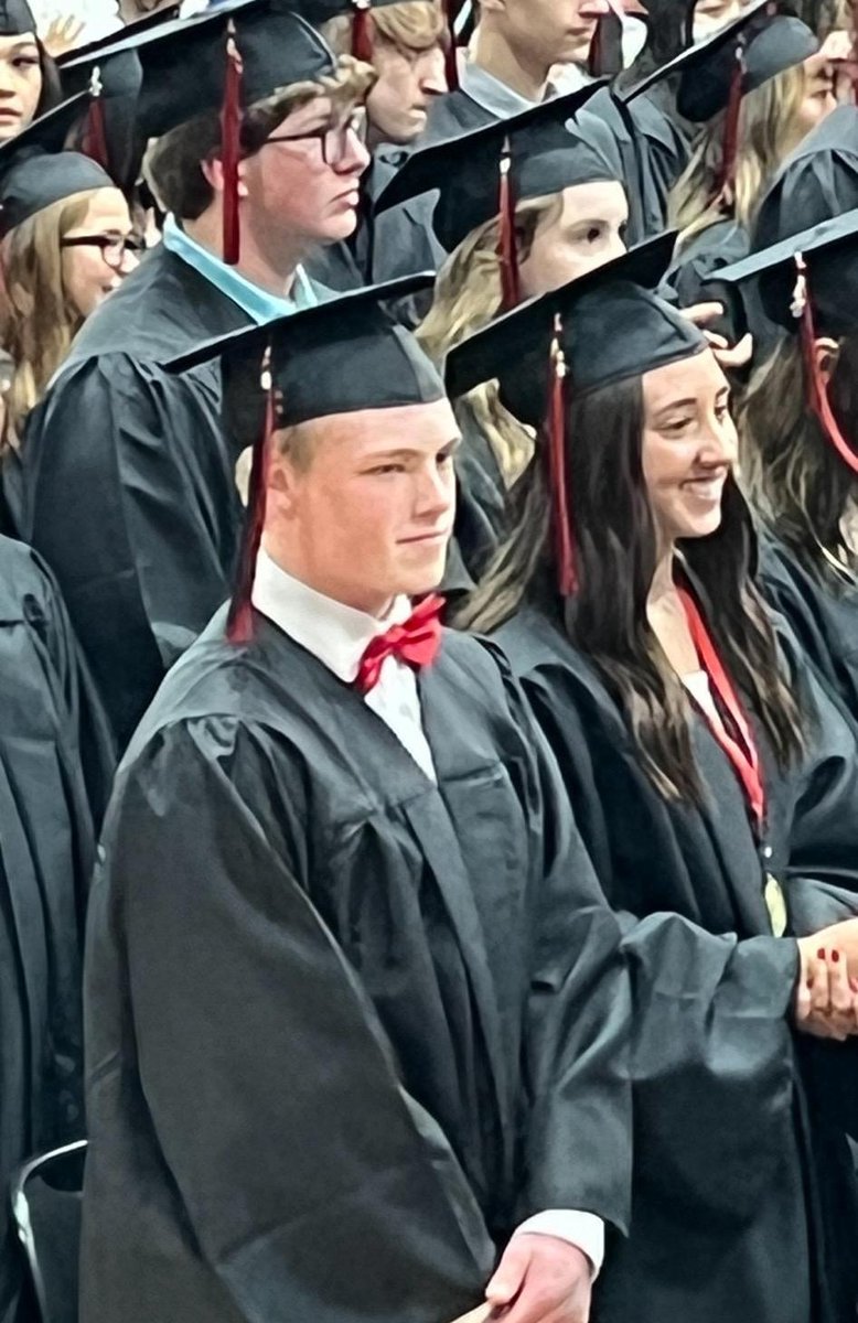 mslo_wins's tweet photo. My boy. #Classof2022 #SPASHPride #PointProud https://t.co/hl5lnWemu5