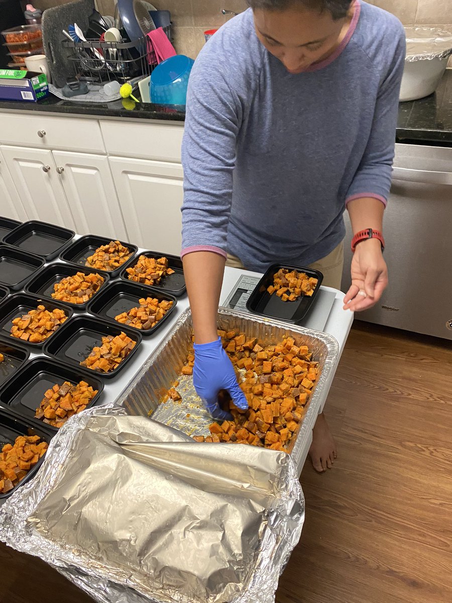 jr_liscano's tweet photo. What is Iron Chef Renae @rmliscano777, my “HouseHold 6/National Command Authority,” doing🤔?!?! #CrossFit #MealPrep🤔? Whatever it is, it looks &amp; smell good🤤🤤🤤. The Armor MAJOR of Fort Benning will have to film my findings! #BetterAtBenning #ArmySpouse #ArmyLife https://t.co/HAnuTO808L