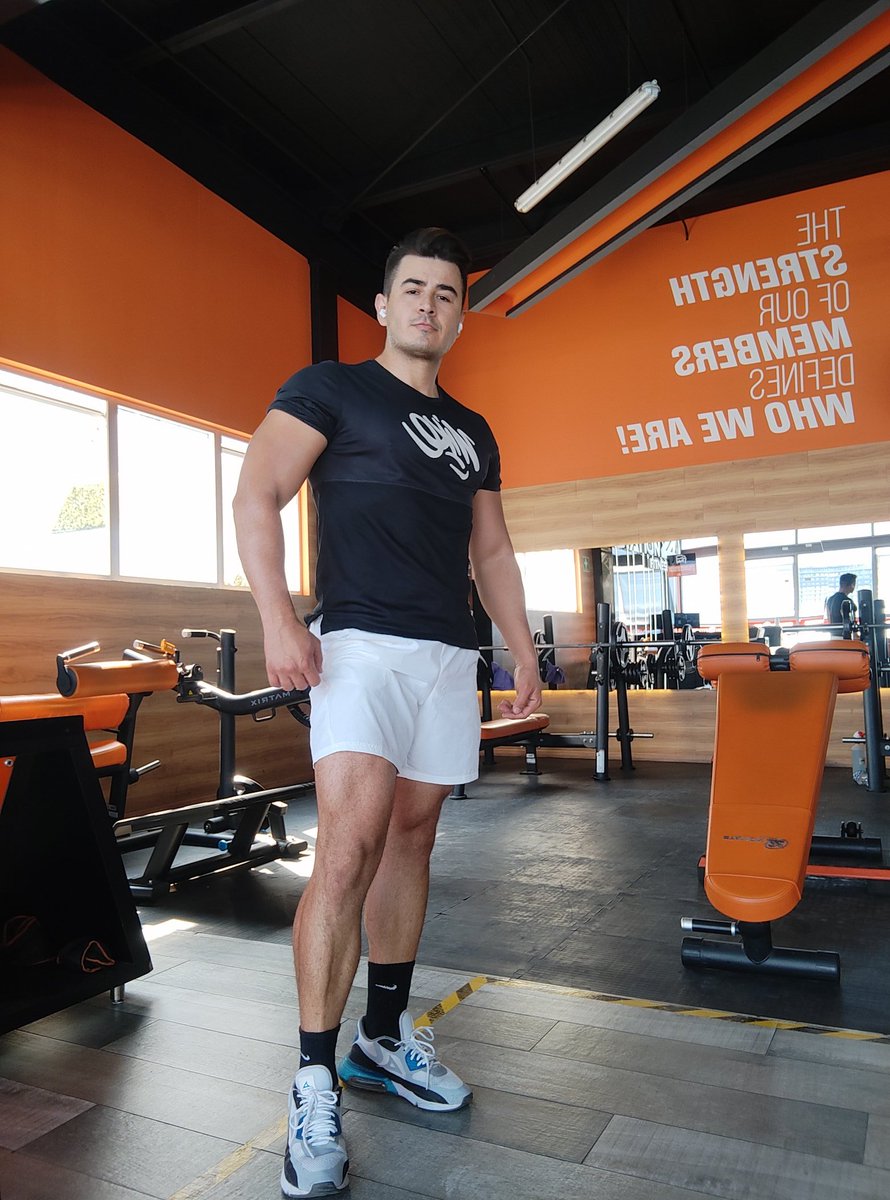 inze86's tweet photo. No la estaba dando nada en el gym el día de hoy 😅
#resaca #desvelado #muchaparty https://t.co/Bxmp6LbOm6