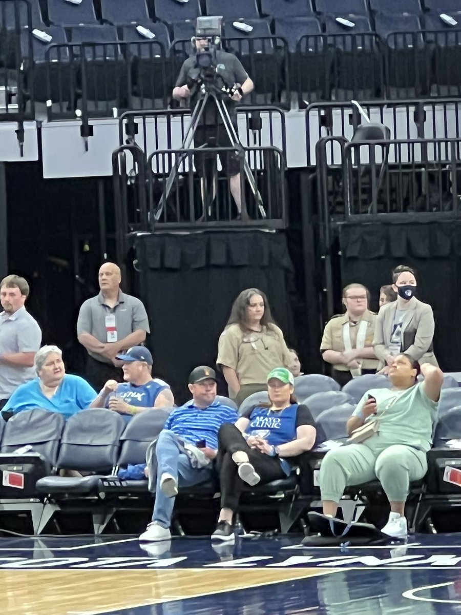 linnnnnerbin's tweet photo. I spy @Lindsay_13 👀👀 https://t.co/YmdaohP0wi