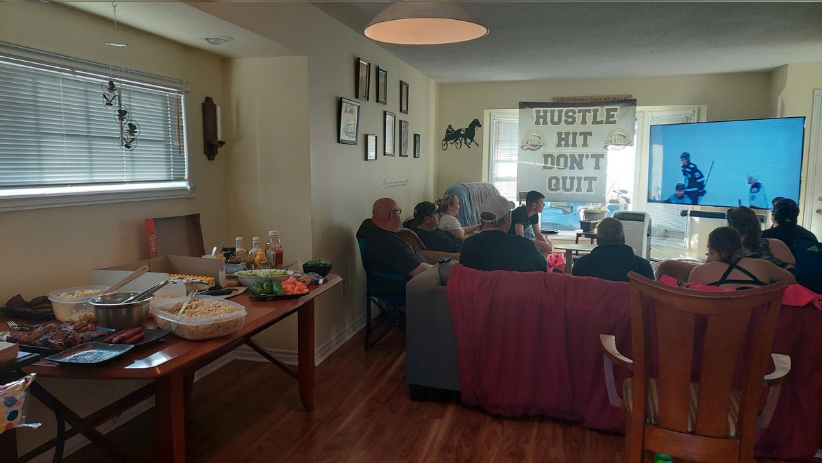 ladyrookie's tweet photo. @IslandersHKY
#Section5fans having their own #hockey party in Charlottetown. Cheering on the boys and cursing the refs @QMJHL
#HustleHitDontQuit
@IslesRadio @ChtownPE
@EastlinkMattB @Eastlink https://t.co/DhxKg0Cb8F