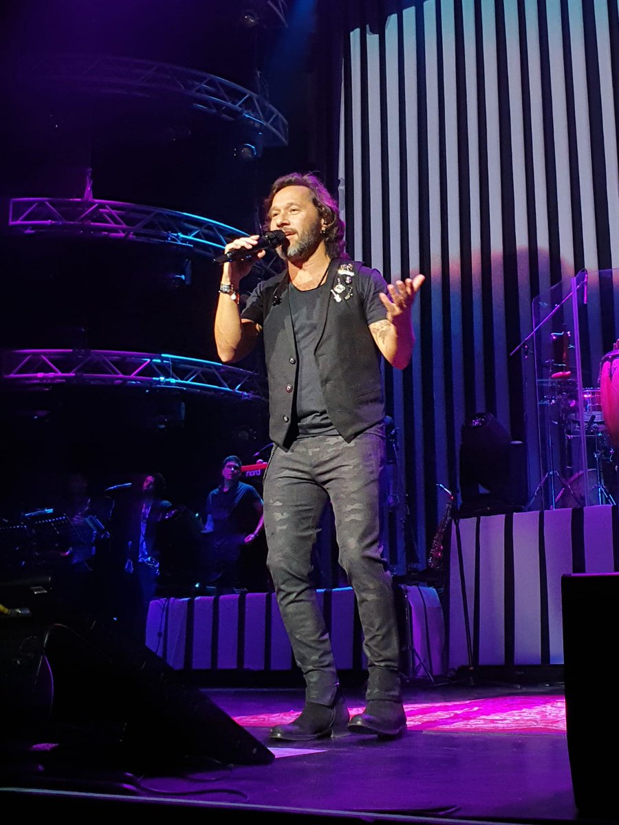 julic878's tweet photo. Gracias es  la palabra que primero se viene a mi mente, por llenar mi alma de hermosas emociones, que lindo fue volver a verte sobre el escenario, el jueves se repite .Vencí mi miedo de volar para verte anoche .Jjaj
@diegotorres https://t.co/qlBB5Z7MG0
