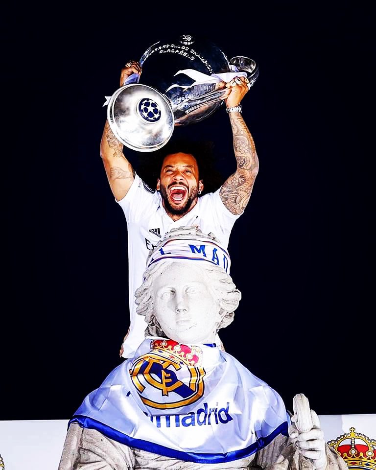 samuel_pleitez's tweet photo. Marcelo, capitán del Real Madrid, entregándole la decimocuarta Champions League a la diosa Cibeles. https://t.co/J27aTqFZzL