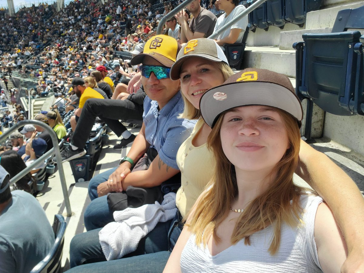 melissa_oshman's tweet photo. Padres game with the fam!#padres #timetoshine @Padres https://t.co/iaanjTgZIo