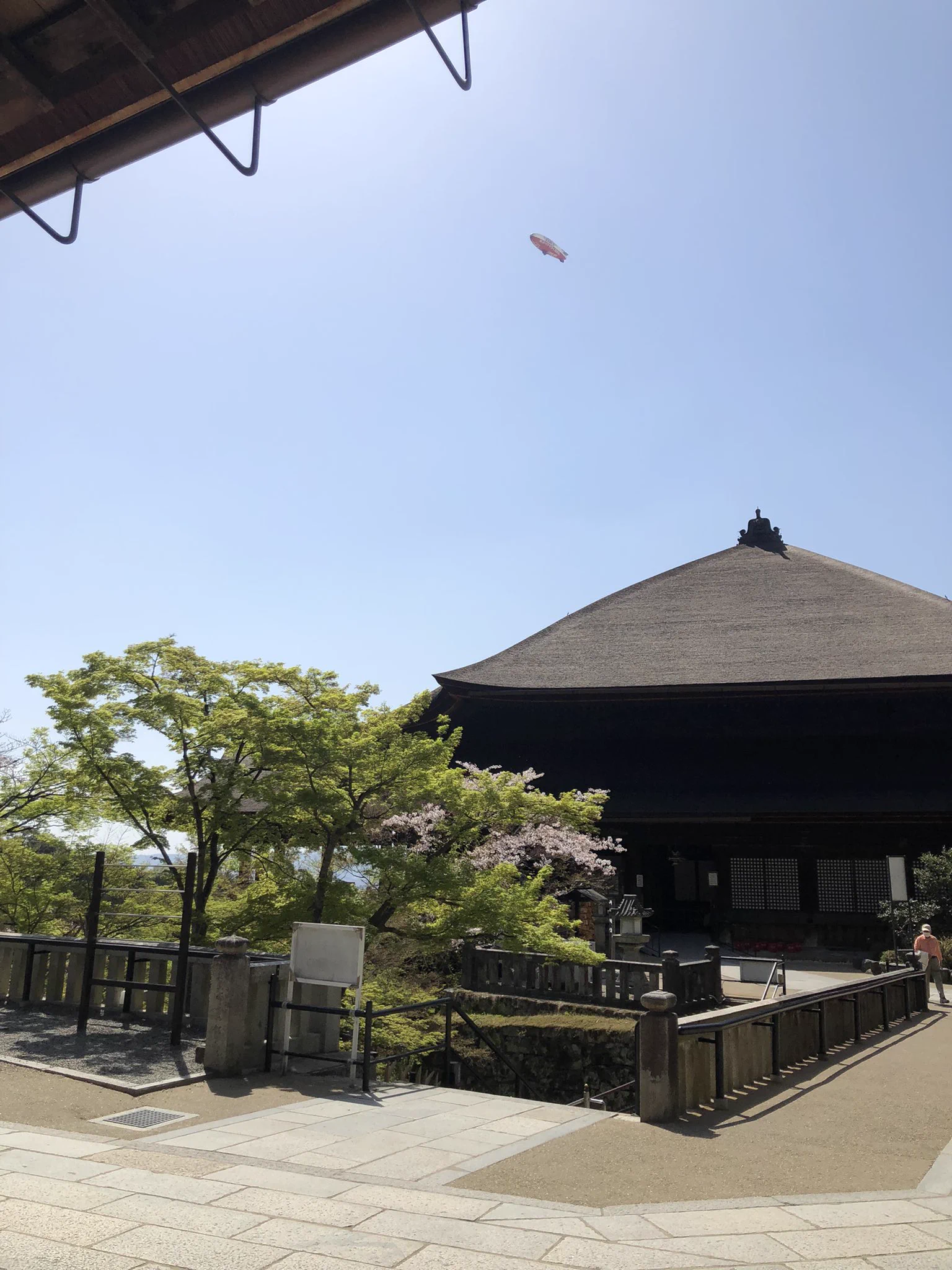 @RbPyg だいぶ前に京都で清水寺行った時たまたま遭遇したw 