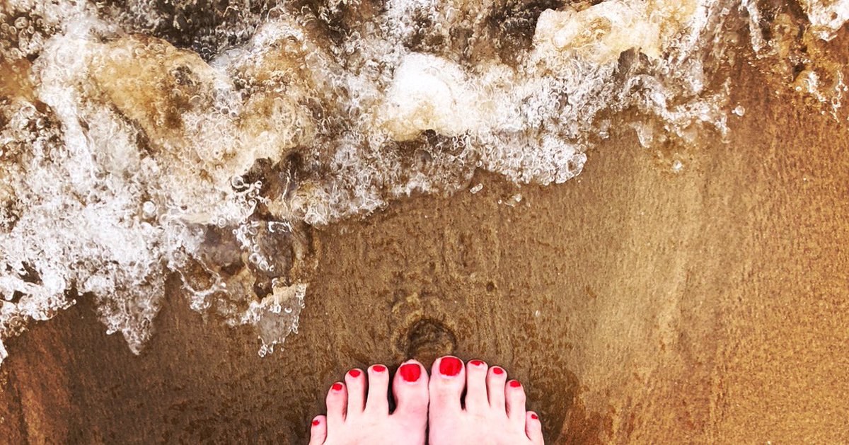 SandieC's tweet photo. Dippin’ my tootsies in the lake! #lakemichigan #lakemichiganbeach #fosterbeach #toesinthesand https://t.co/C6u0DZ7naI