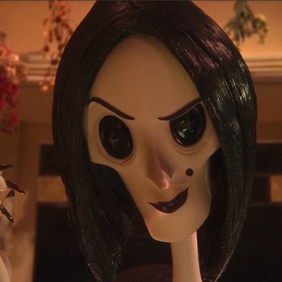 Celinvictoria21's tweet photo. Quien chingados dijo que las loaiza están bonitas? Se parecen a la mamá mala de coraline, los pómulos bien marcados de la vrga… son feas en todos los aspectos y cantan horrible por si no fuera el caso https://t.co/dTsNFBECQD