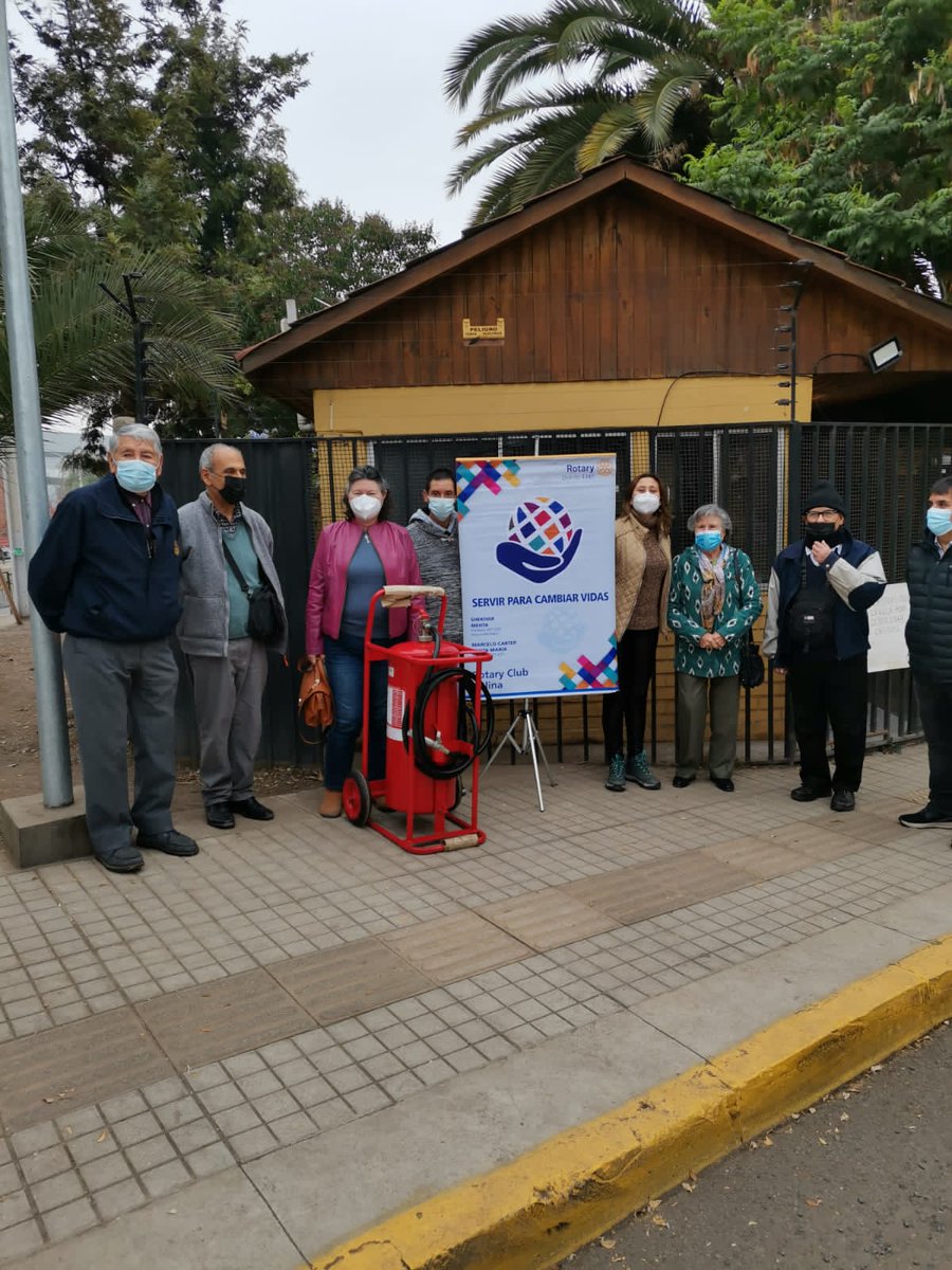 RotaryColina's tweet image. Acto de donación de extintor 50 kg a jjvv Cumbres Blancas, participaron directiva jjvv socios Rotarios y Bomberos de nuestra comuna quuenes en conjunto con la jjvv trabajarán en plan de emergencia para prevenir y enfrentar accidentes e incendios #Rotaryabreoportunidades