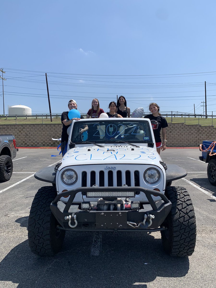 on saturday, seniors gathered with their decorated cars for a senior parade 🚗🎉 seniors were met with cheers and applause on their route as lobo families congratulated them on their high school graduation!!