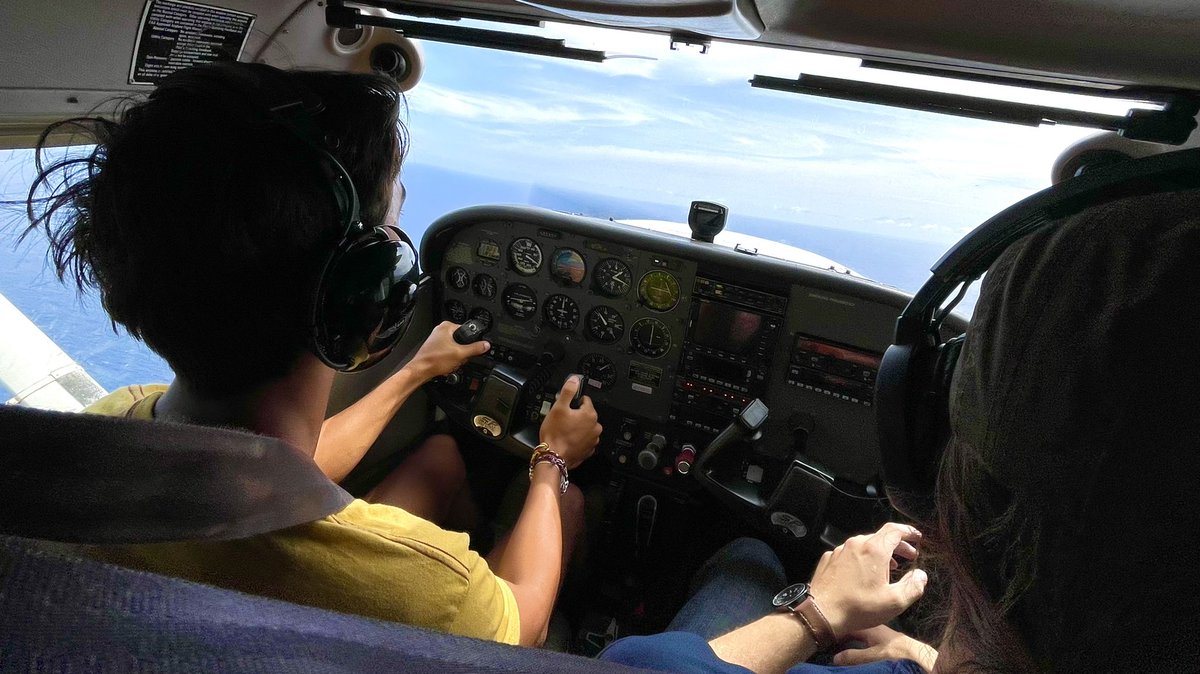 thecjwetzler's tweet photo. Met this teen/graduate while surfing w/ a pilot buddy. Found out he’s got an interest in aviation—say no more. Got him connected to an instructor and an intro flight. He is a natural!

#GuardianFlight #HawaiiLifeFlight #MauiAviators #UnitedAviate #unitedaviateacademy https://t.co/DWwTPNbcNk