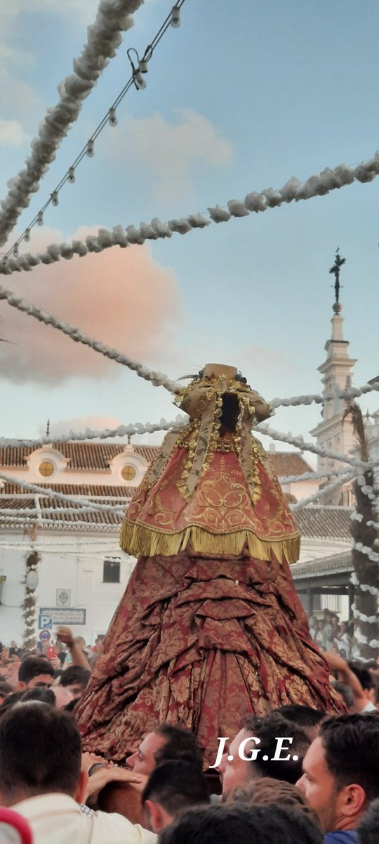 JulioGEscobar's tweet photo. ..."La gente llora, cuando le ven la cara, sin el velo a la Señora"....
(Letra: Antonio Rguez. Ferrera)
#Dangers
#quepocoqueda
#Sevillasiempre
#Rocio22
#Traslado22
#Yaencasa https://t.co/KbG7Ik3NfX