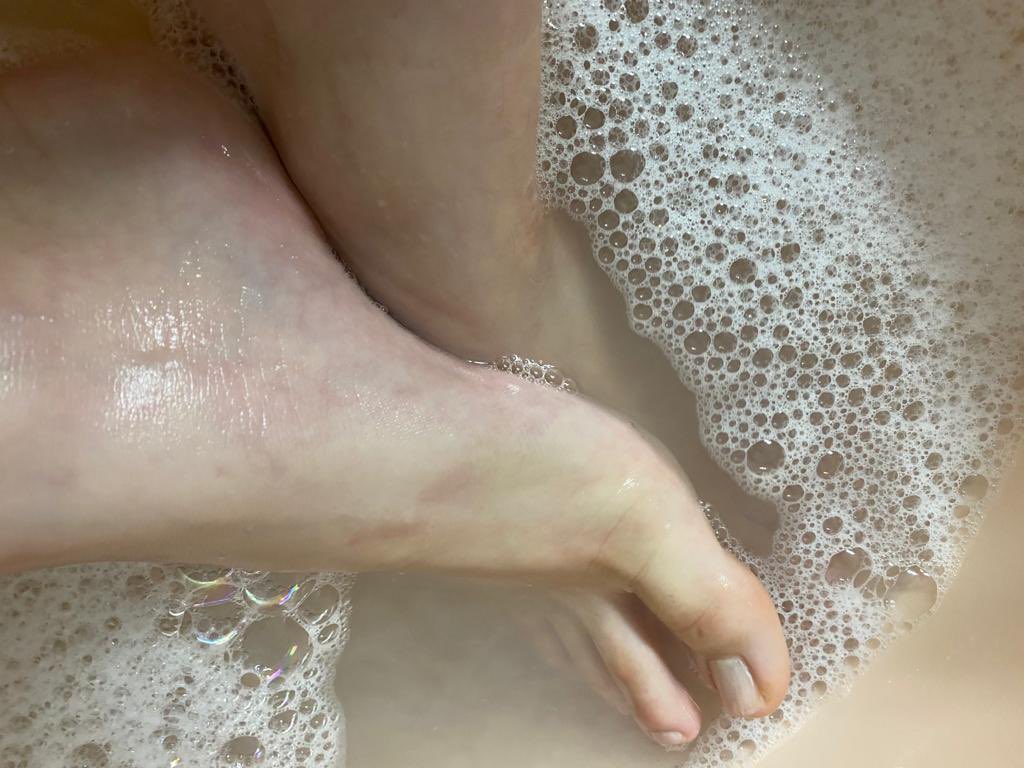 daddystoes6's tweet photo. DM me for soapy collection ❤️ #nsfwtwt #SoapHub #soap #feet #toes #teen #teentoes #teengirl #feetworship #feetfinder https://t.co/G2Exr38gEX
