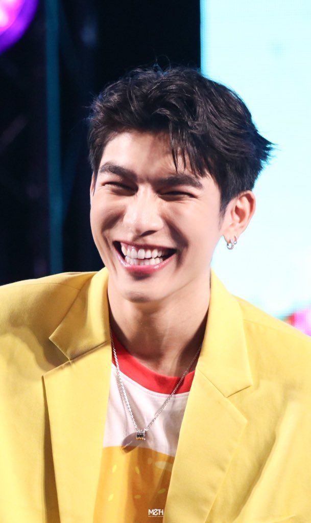 jirapor33886189's tweet photo. Good Mewning ❤️เช้าวันจันทร์ ตั้งใจท��งานนะทุกคน อย่าทนกับความคิดถึงและห่วงใย ว่างเมื่อไหร่ บอกรักวนไป อย่าเก็บไว้ข้างใน เดี๋ยวไม่มีใครรู้ ขอให้หนูมีความสุข มีทุกๆคนเคียงข้าง ไปทางไหนขอให้ผู้ใหญ่เอ็นดู อยู่ตรงไหนขอให้ปังๆ ❤️@MSuppasit  #มิวศุภศิษฏ์  #MewSuppasit #OurTime https://t.co/DmoYKS8sia