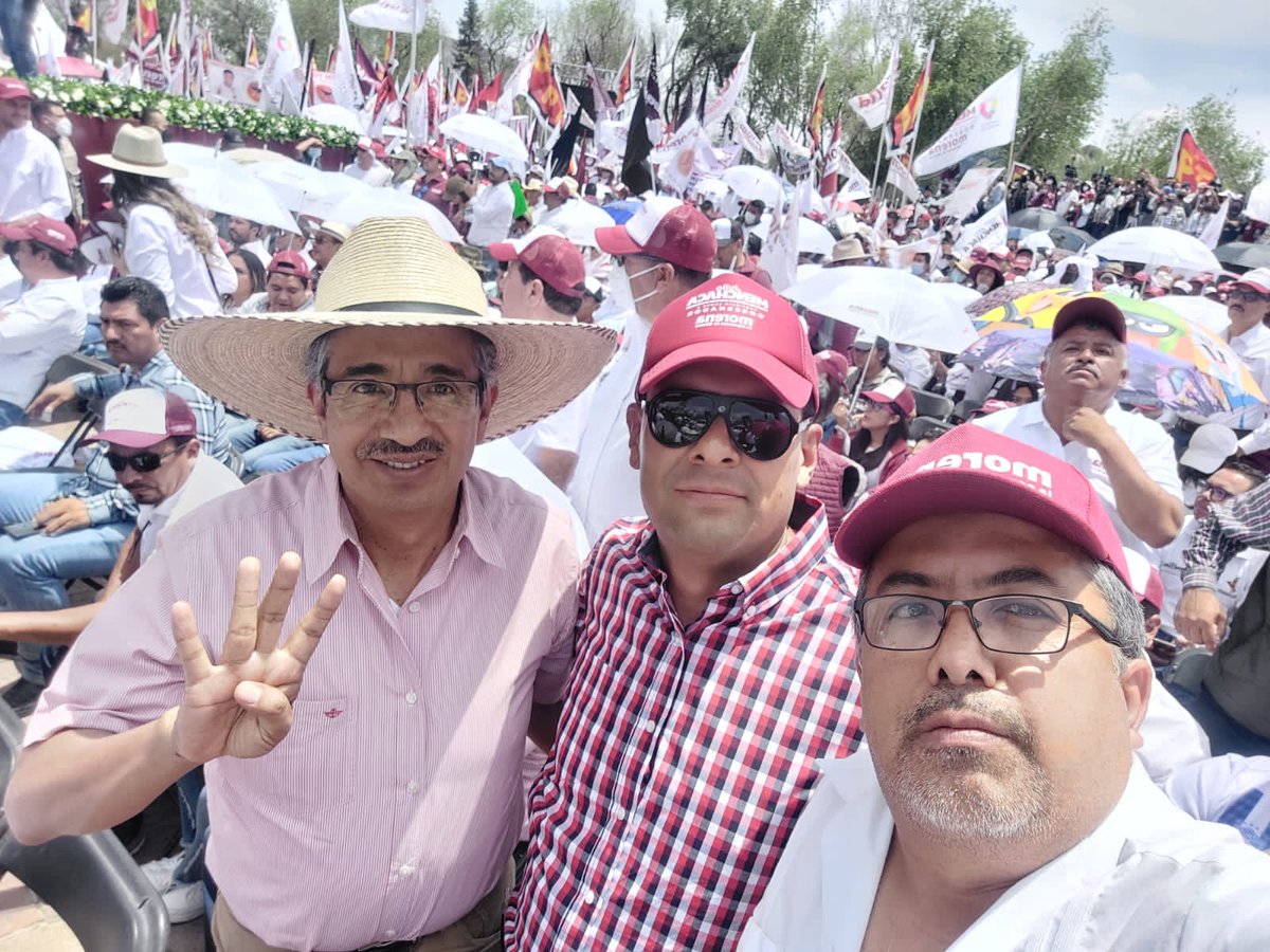 PabloVargasGon6's tweet photo. Los #CD4T en #Hidalgo apoyando el día de hoy a nuestro Candidato @juliomenchaca_ en Plaza Juárez en #Pachuca. Se siente la #Alternancia en nuestro Estado. 

#JulioMenchacaGobernador https://t.co/gEnDmCIVjM