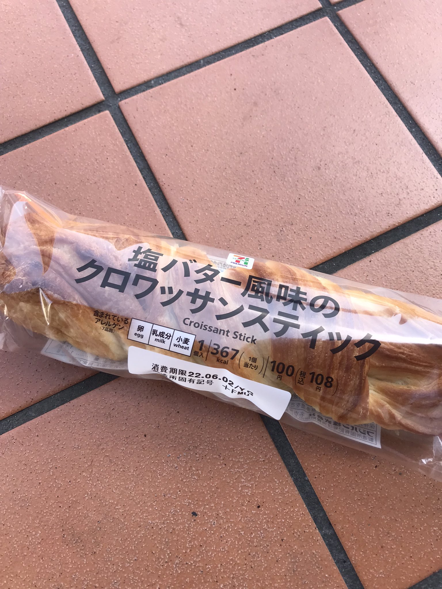 ラブトキシック 今日の朝はセブンで クロワッサンスティックとクリアクーラーでした 朝から暑いですねぇ やっと2日間休みです T Co 0wm0vmrorf Twitter