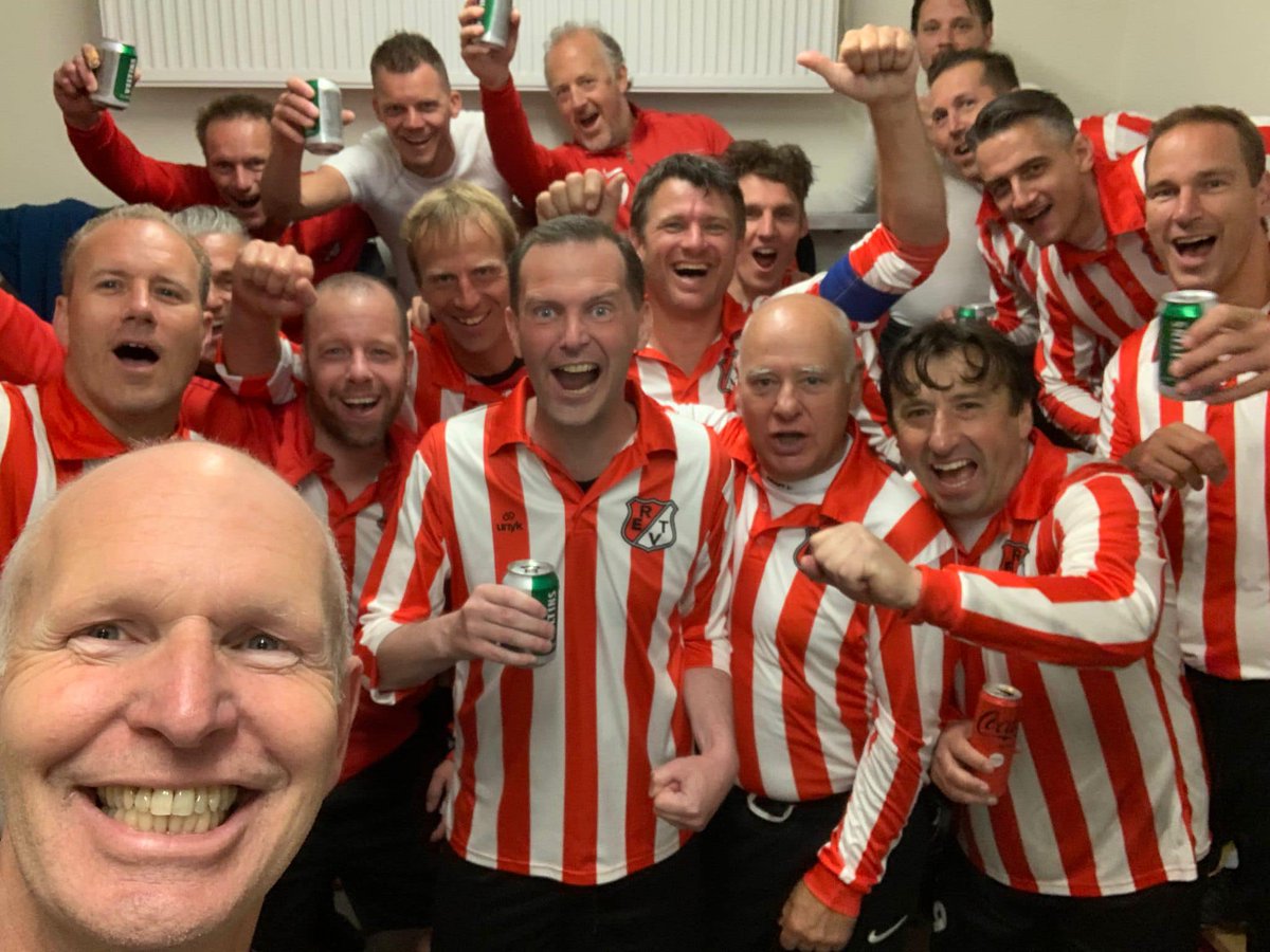 ROBURETVHenkA's tweet photo. Het kampioenschap van Robur et Velocitas 35+ is zondag 29 mei jl. een feit geworden.
In een spannende en beladen wedstrijd is tegenstander en directe concurrent Apeldoornse Boys 35+ met 2-1 verslagen.
#35plus #voetbal #apeldoorn #kampioenen https://t.co/21kDCrIBXQ