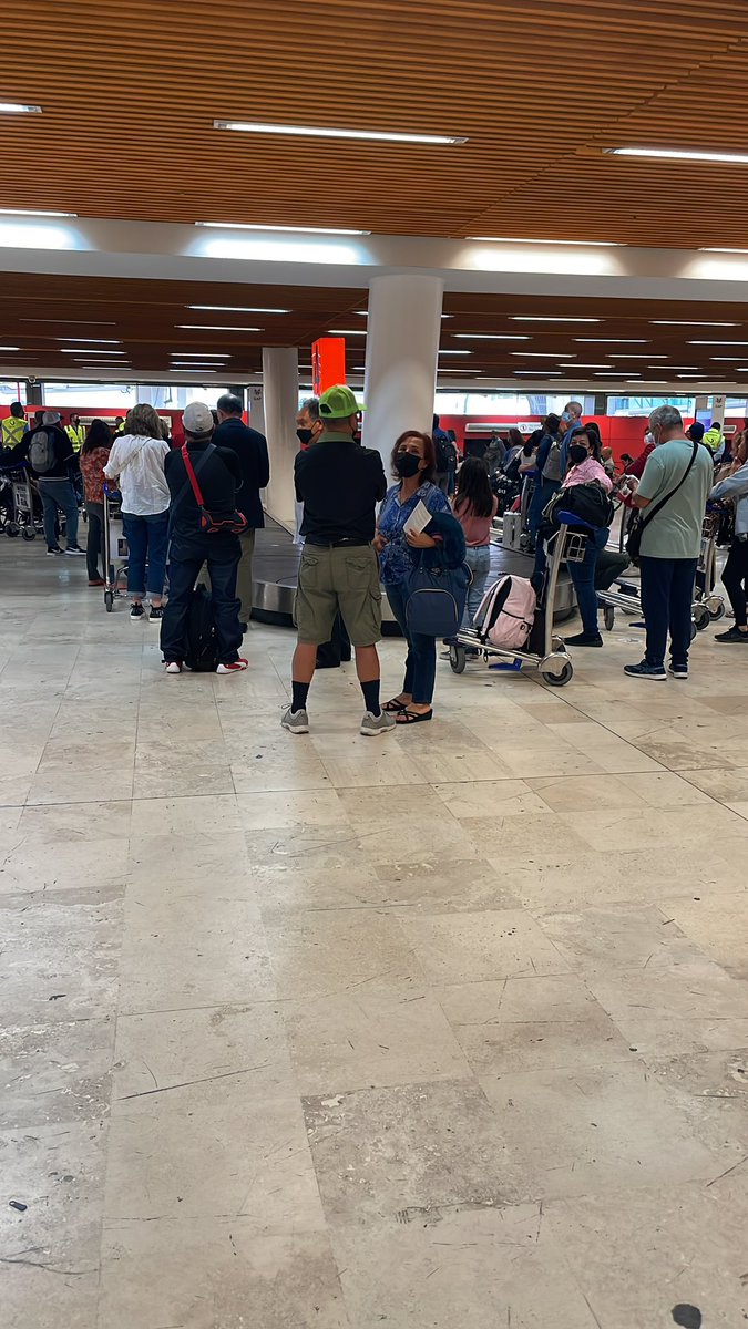 faudirac's tweet photo. @AeropuertoGDL es una calamidad su la empresa de entrega de equipaje. 1 hora se espera para entregar las maletas @Aeromexico documenten la queja https://t.co/wZF2grJUJJ