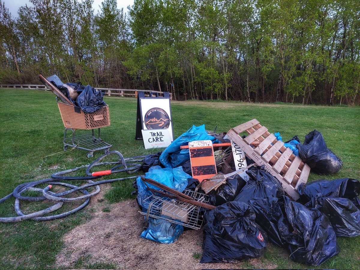 YegTrails's tweet photo. Another successful trail scrub. Thanks to the 45 participants who showed great ambition tonight! @yegparks #CapitalCityCleanup https://t.co/vGGuix51Vj