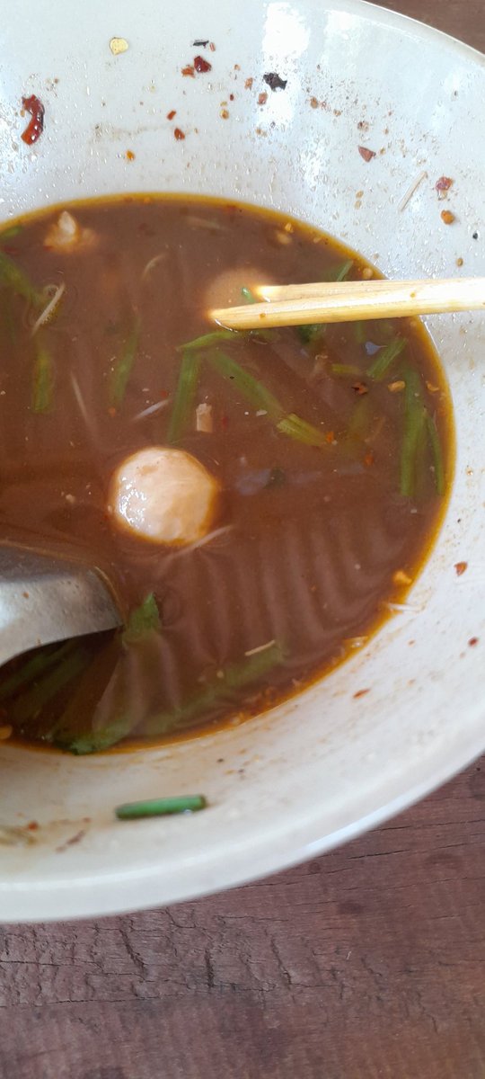 กูมองเผินๆก็นึกว่ามีลูกชิ้น2ลูก พอคีบเท่านั้นแหละ ไอ้เชี้ยหลังคาร้านเป็นรูได้แย่มาก กูก็ระเริงร่าว่าเหลือลูกชิ้น2ลูก ละรูเท่าลูกชิ้นด้วยนะ