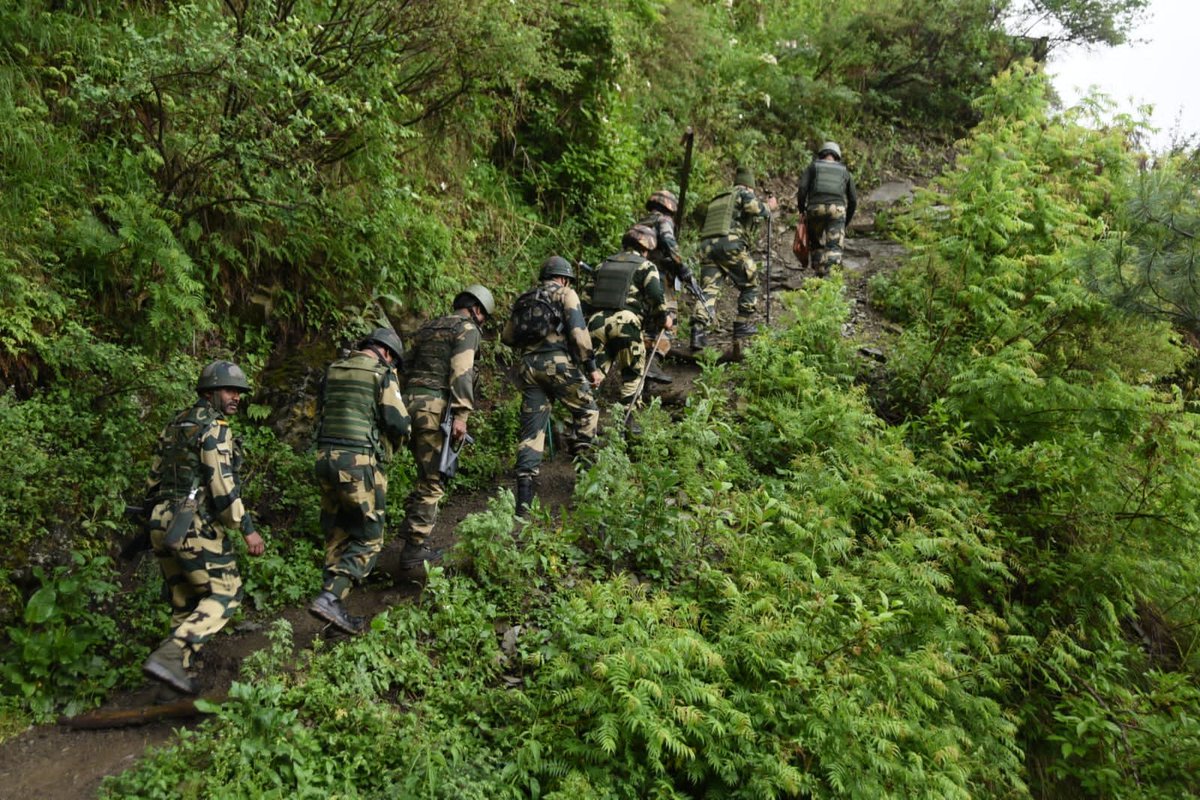 BSF_Kashmir's tweet photo. In the third day of continuous maiden #ForwardAreas visit, IG @BSF_Kashmir today visited one of the most sensitive & strategically important #Post overlooking #Leepa valley, interacted with troops, appreciated their’s challenges & applauded them for their’s dedication & Josh. https://t.co/Myp8EgunaW