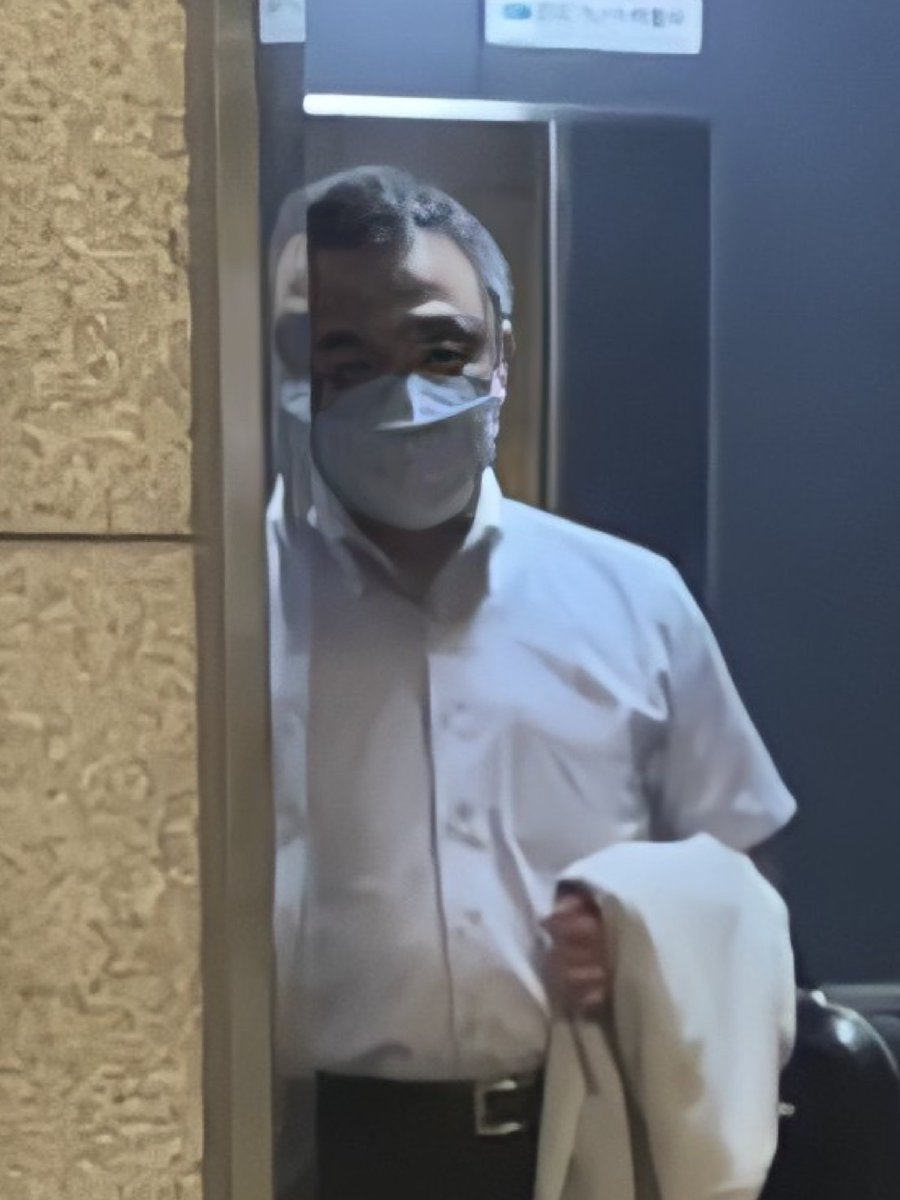 43aaa's tweet photo. さっき半蔵門駅でぶつかり男？ぶつかりおじさん？に遭遇した。
思いっきりぶつかってこられて痛かったからキッ！って睨んだら「何睨んでんだコラァ！？」って叫び出したので「何ですか？」って言いながらスマホ取り出してカメラ構えたらサーッと逃げてった。
女性の皆さん気を付けてね。

#拡散希望 https://t.co/l0ttHPsId2
