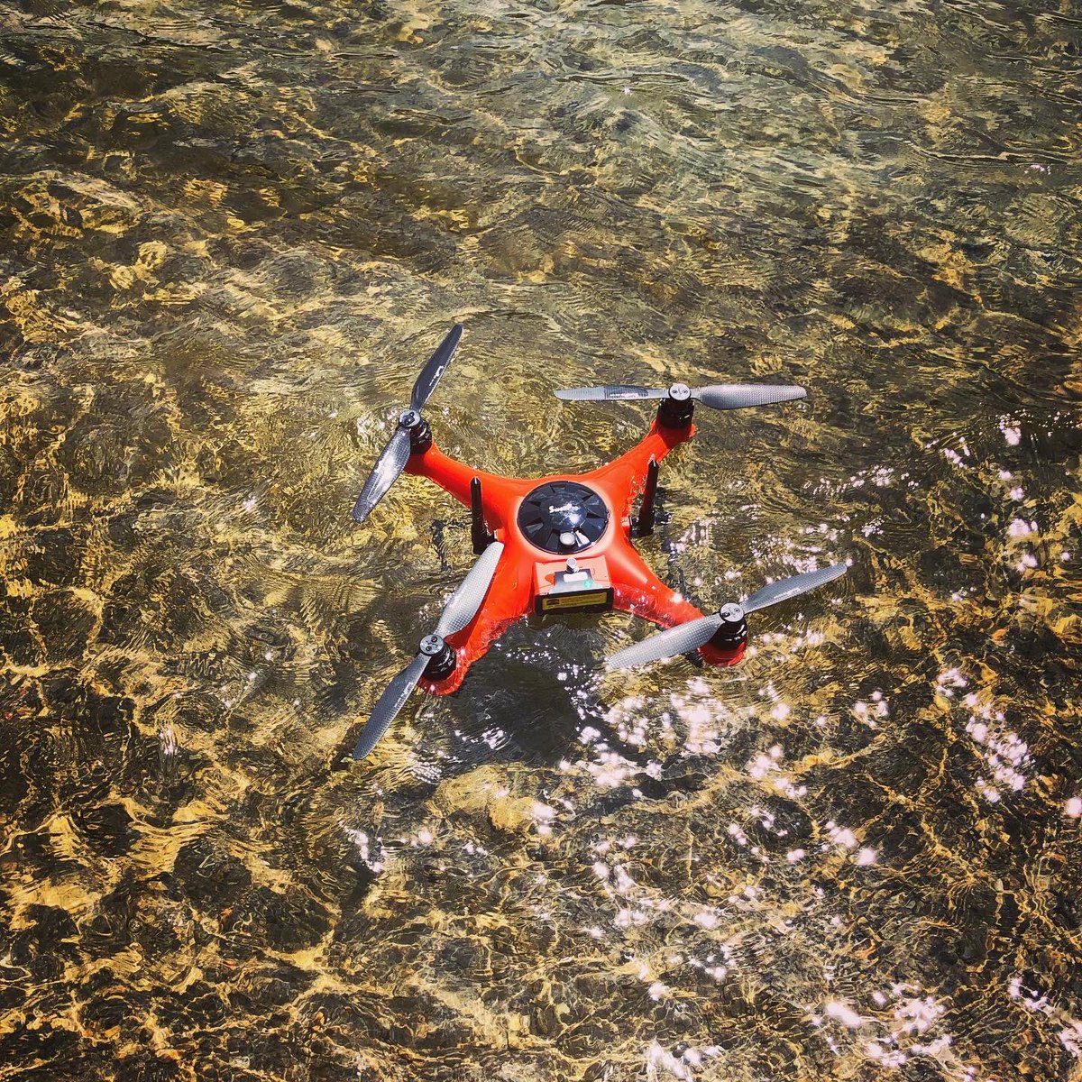 _rinbou_'s tweet photo. 水上離着陸テスト。
下地を気にしなくて良いので楽。
#swellpro 
#splashdrone4 https://t.co/cEjQbrztrk