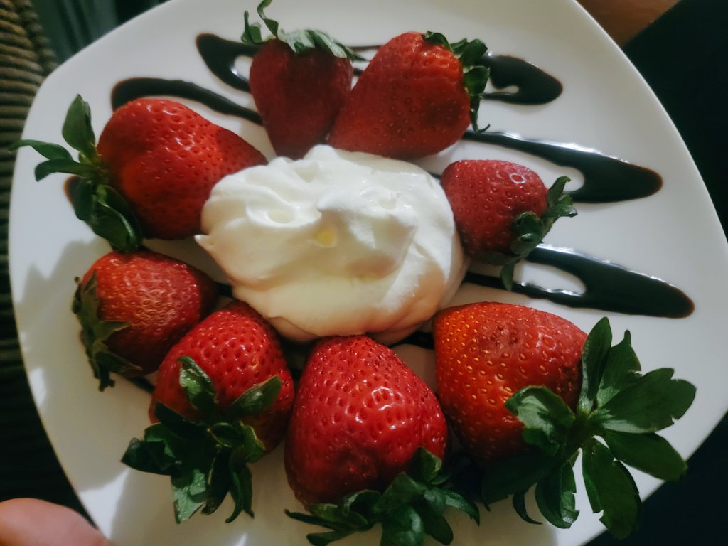 jcae2008's tweet photo. Sweet vibes...
Sweet strawberries with fresh whipped cream and dark chocolate 🍓🍫
#latenightsnack #fruit #ishared https://t.co/KN2F6aUgYi