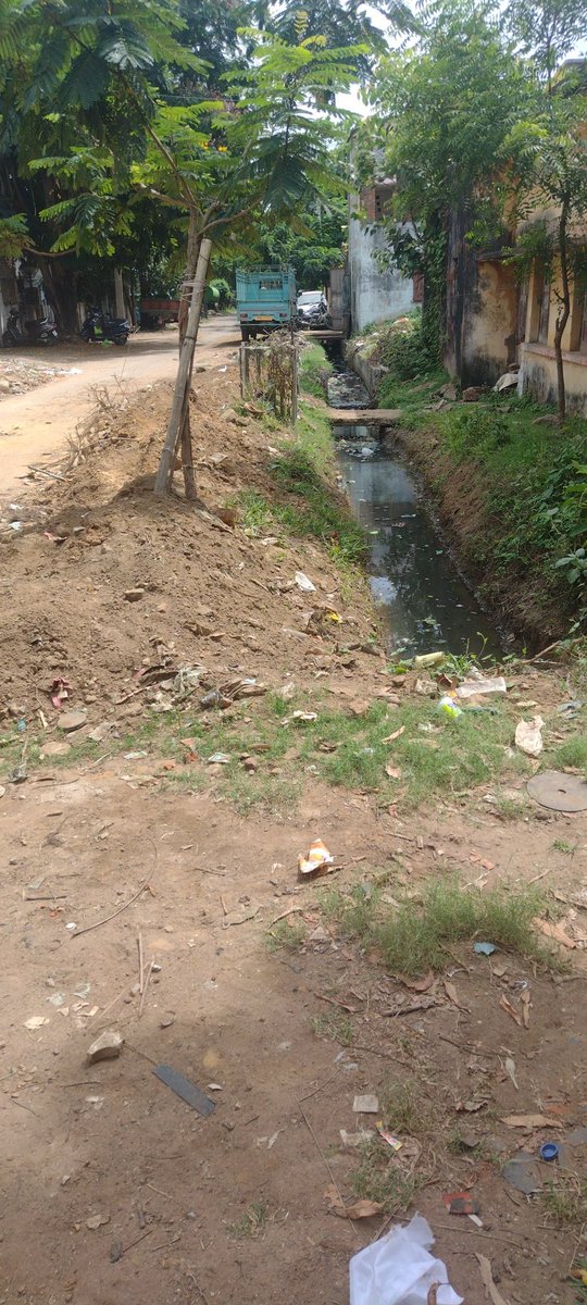Dssia_Cuttack's tweet photo. Happy to see desilting the drains of Industrial Estate, Khapuria but unfortunately the garbage is left over creating dust pollution &amp; creating problems for smooth movement of traffic. . @CMCCuttack @CuttackDM @SadarCuttack @subcol_cuttack @dcp_cuttack @OSSIA41067898 https://t.co/zcy1MDaKBI