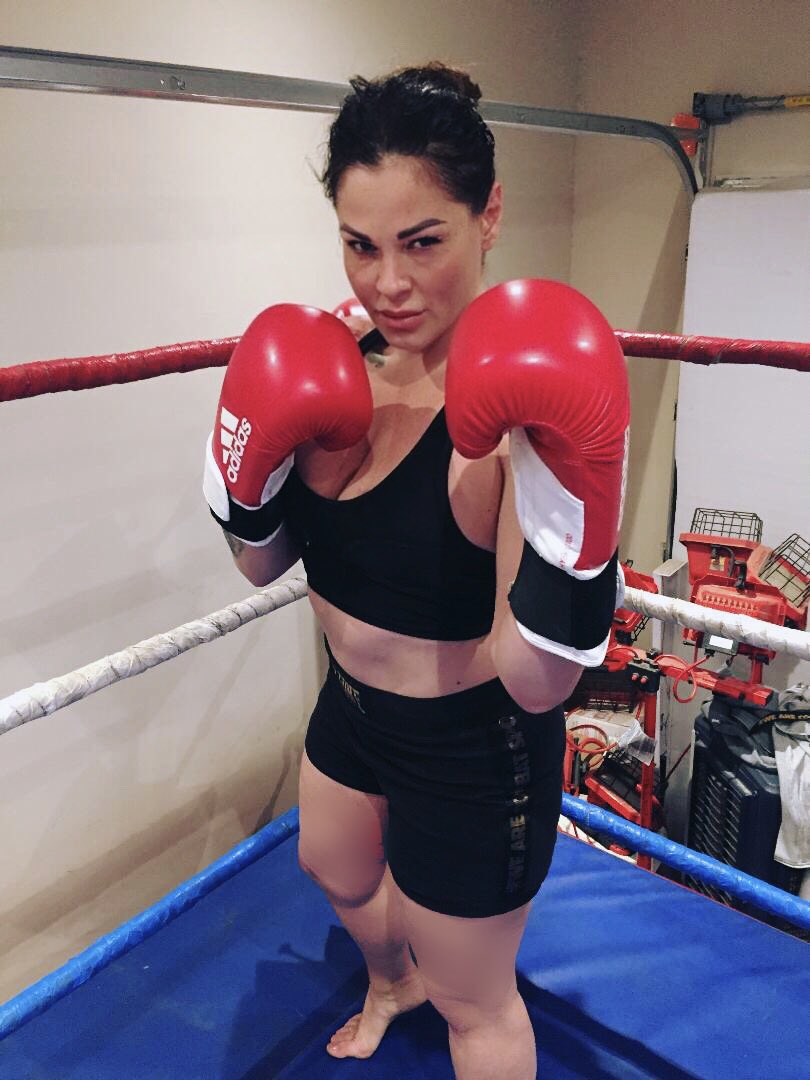 AngelicaKo3's tweet photo. Italian sexy boxer
#sessions #facesittingfantasy #boxingfantasy #fight #wrestler #prowrestler #sexyfighter #boxer #LasVegas #fighter #scissors #femdom #sensualgirl #mmafighter #women #strongwoman #fetishfighting #lingerie #italianfighter https://t.co/d9HFSsxlQ2