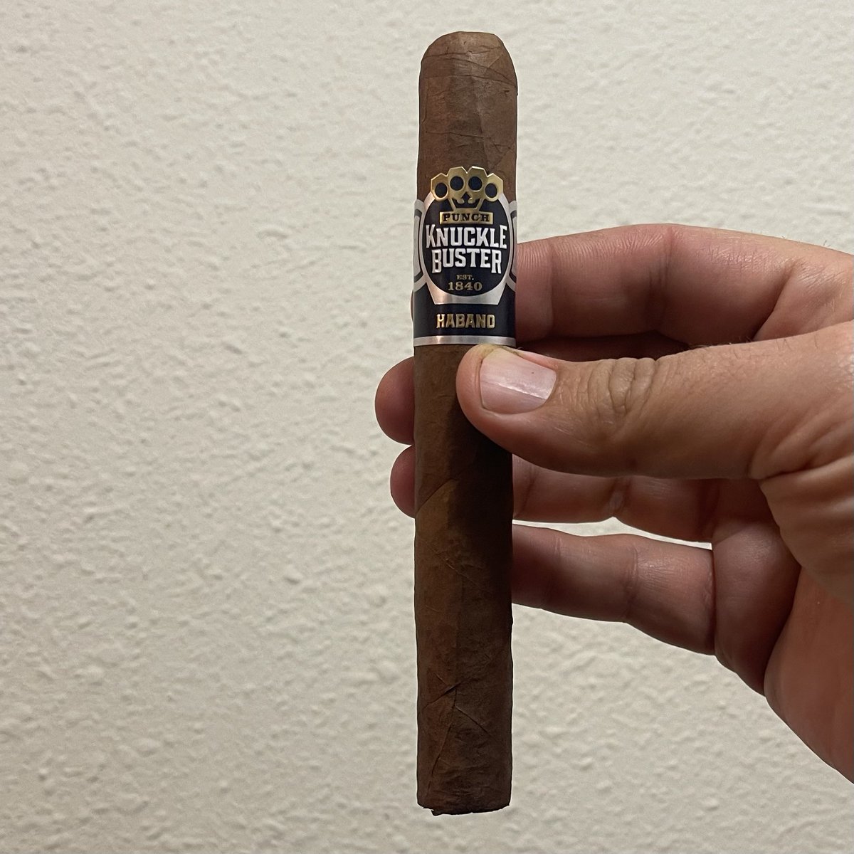 JacobWischoff's tweet photo. The @punchcigars Knuckle Buster Habano. An inexpensive cigar with a deliciously sweet taste. 😋💯👌🏻 #Cigars #PunchCigars #PunchKnuckleBuster https://t.co/jzRxRGMOFK