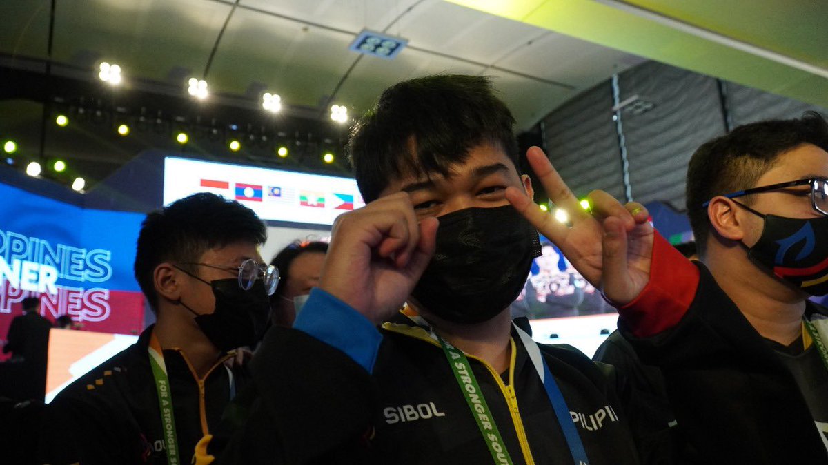 BLACKLISTINTL's tweet photo. CLUTCH 2-0 to start the day 😎

#BreakTheCode | #BLCKforGOLD https://t.co/XMsW7gjDFd