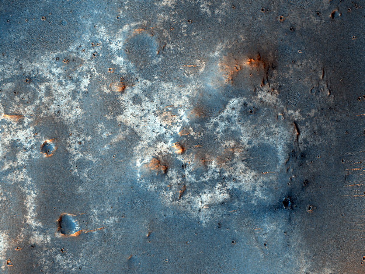 Cron_Silenzio's tweet photo. La superficie screziata del cratere #Gale Ejecta
Visibile anche nelle immagini della #Context_Camera, questa potrebbe essere una "finestra di erosione" verso il basso nel deposito di materiale espulso. Forse parte del materiale è sovrapposto alla coperta di espulsione. https://t.co/VuUtzVeHQA