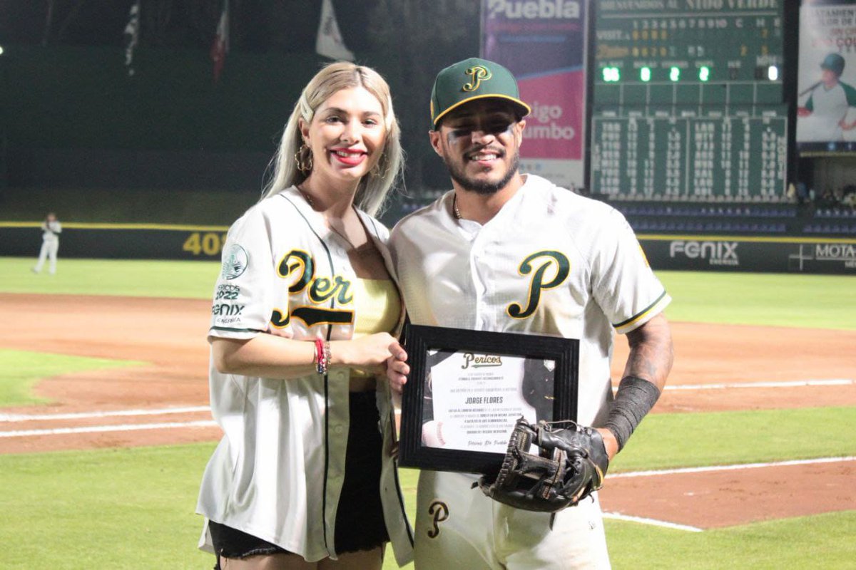 miguelangelbyrd's tweet photo. Más que merecido el reconocimiento que hicieron los @Pericos_Oficial a @jflow2222 en el @ElNidoVerde luego de que el short stop de los emplumados alcanzara el récord de cuatro batazos doble en el mismo juego. El "flow" escribió páginas doradas en la historia de la @LigaMexBeis https://t.co/LKHoijfU9C