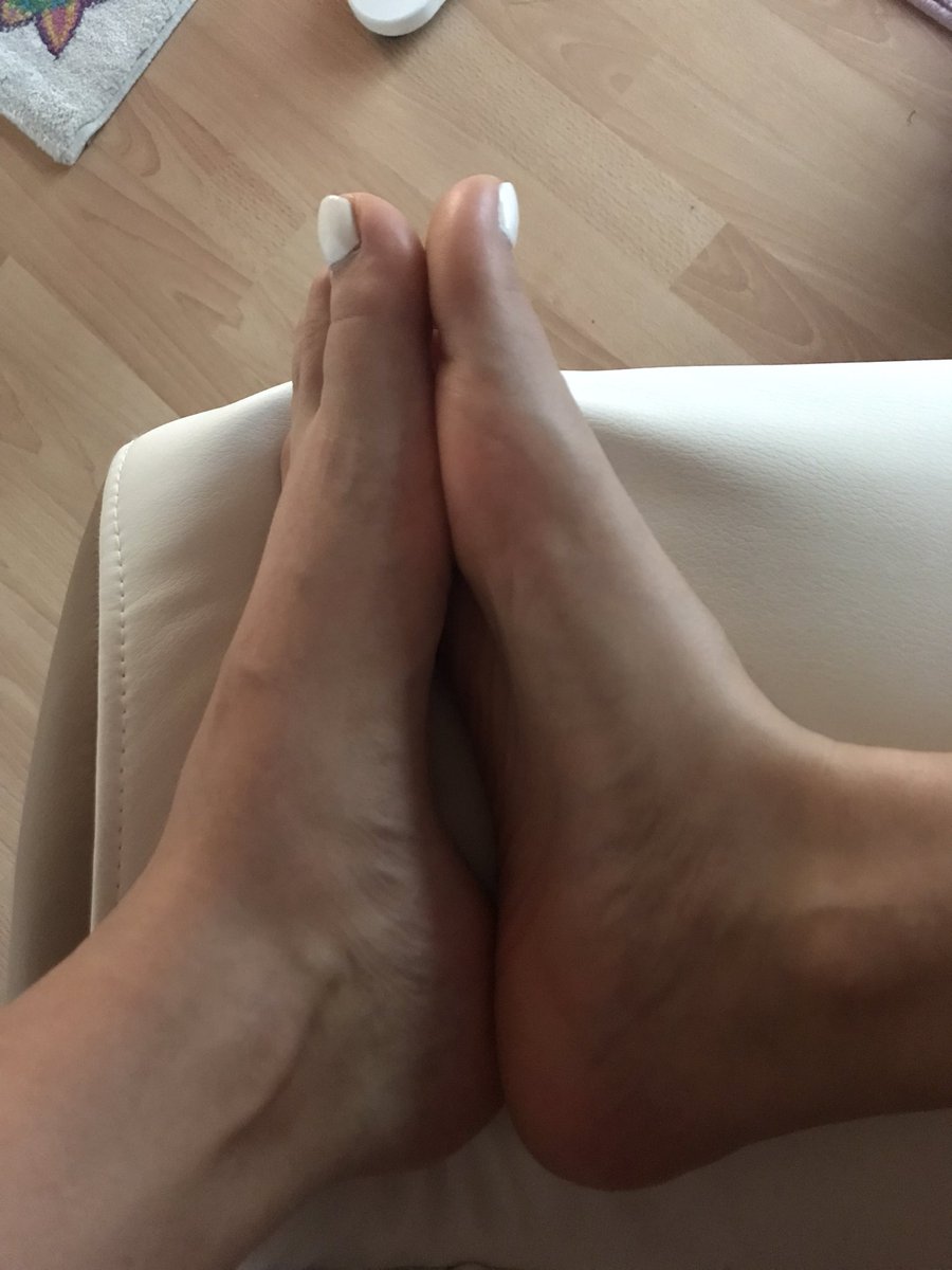 HerrinMela's tweet photo. Guten Morgen meine Fussmaden #feet #feetfetish #fussfetisch #nude #horny #feetlicking #footworshi̇p #onlyfans #findomCH #schweizerherrin https://t.co/Wp1dlrWfuJ