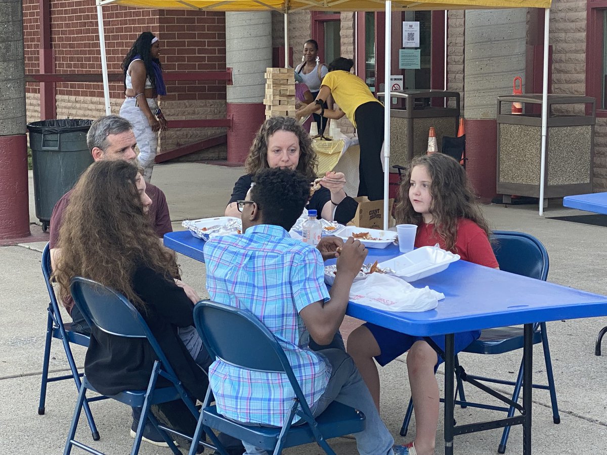 conley4kids's tweet photo. Issa Vibe!! Loved the art showcase @JohnEarlyMMM !! Thank you to the staff members and families for coming out! 🖼 🎨 #outnorth #norfcollaborative @MetroSchools https://t.co/F4sz5xtdFN