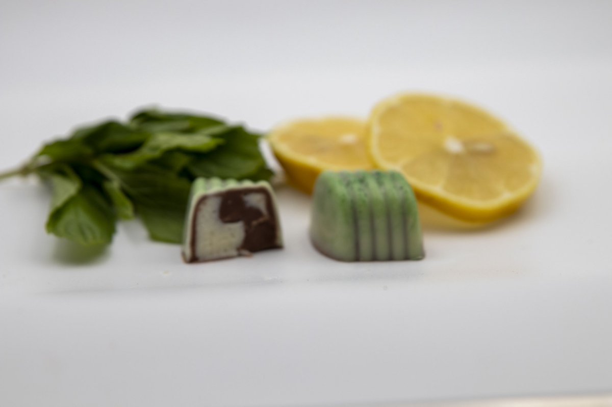 MerelYchocolate's tweet photo. شوكولاته البلجيكية الفاخرة بنكهة الليمون والنعناع المنعشة 🍋✨ https://t.co/VhDtSb9FnG