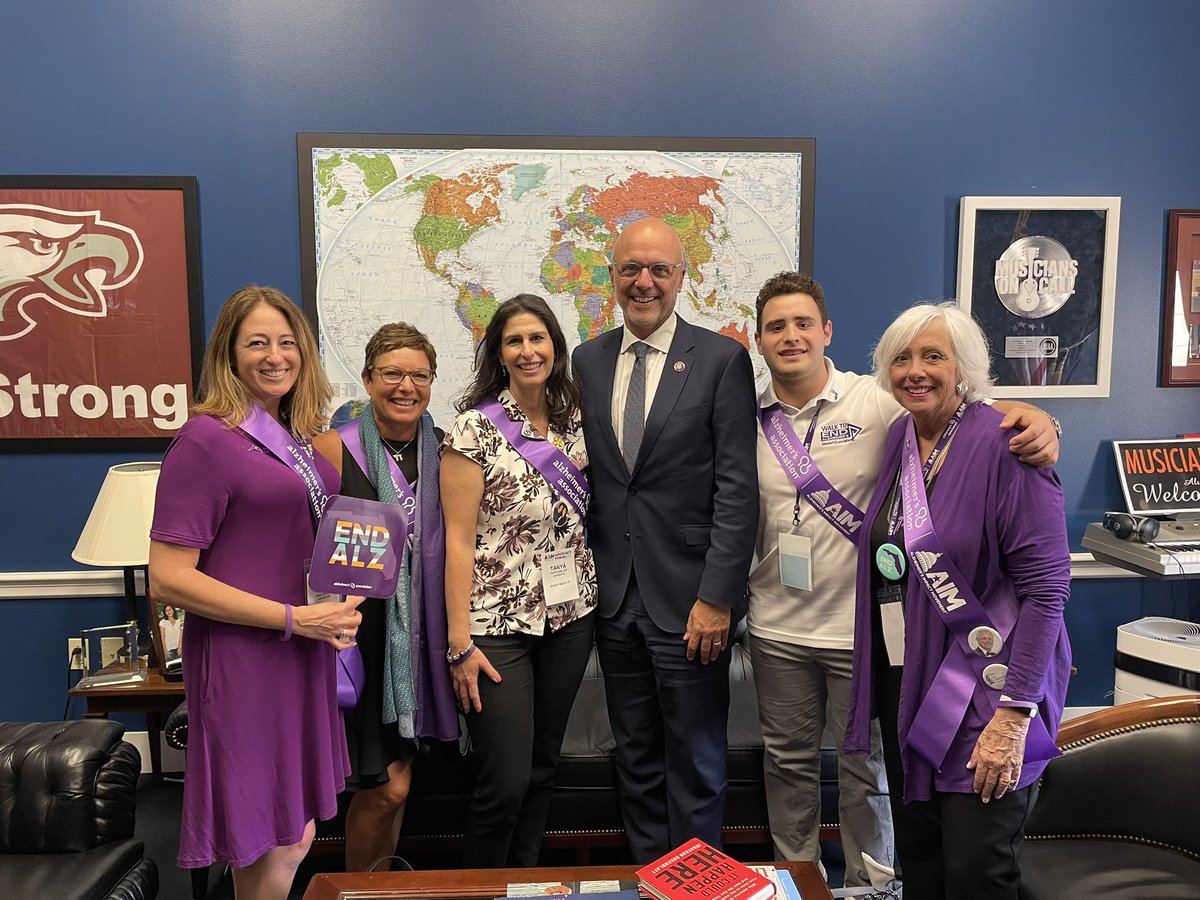 Thank you @RepTedDeutch for taking the time to meet with #Alzadvocates today. We appreciate your continued support! #EndAlz